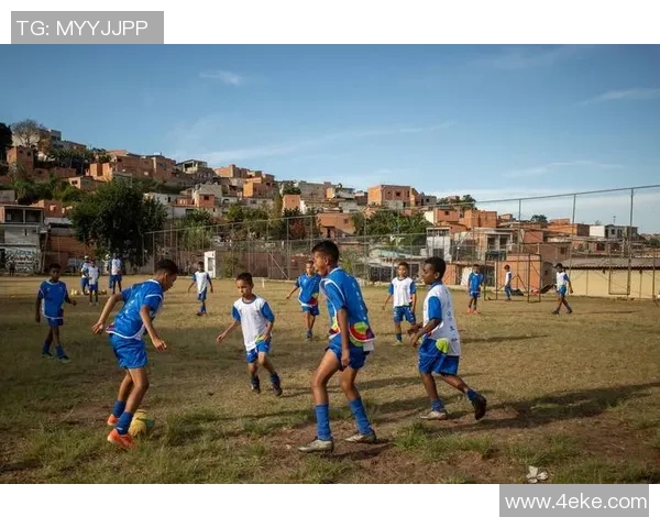 足球草路灯照亮绿茵场夜晚激情助力球员展现精彩技艺